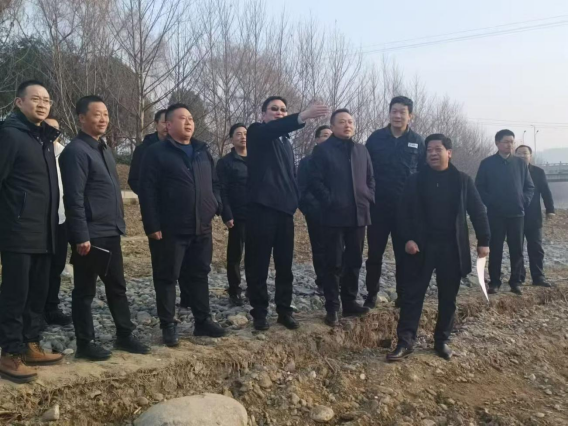 竹溪縣委書記許慶一一行蒞臨竹溪河水污染治理及水生態(tài)修復工程（一期）EPC總承包項目現(xiàn)場檢查指導工作 (1).png